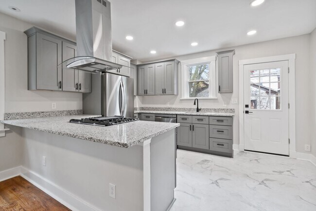 Foto del edificio - Exquisitely Renovated 3 Bedroom/ 2 Bath in Pittsburgh's East Side