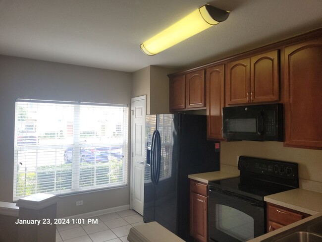Building Photo - 2 bedroom, 2.5 bath townhouse