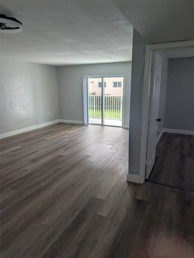 Foto del edificio - 5820 NW 17th Pl