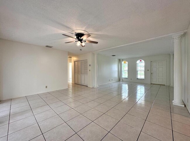 Building Photo - 1292 Essex Dr