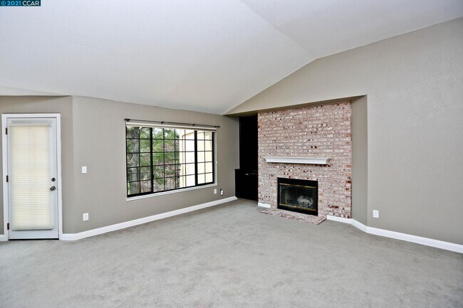 Building Photo - 5012 Lakeview Dr