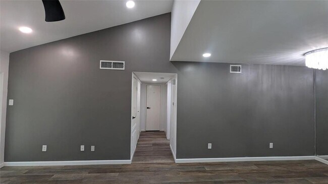 Foto del edificio - 7950 N Stadium Dr