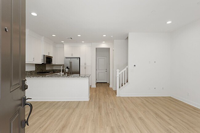 Building Photo - 2116 Solara Ln