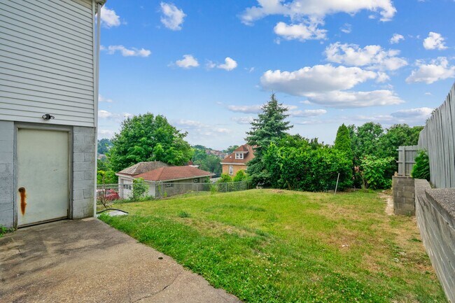 Building Photo - 4 bed 1 bath - newly updated, central air, nice Beechview location.