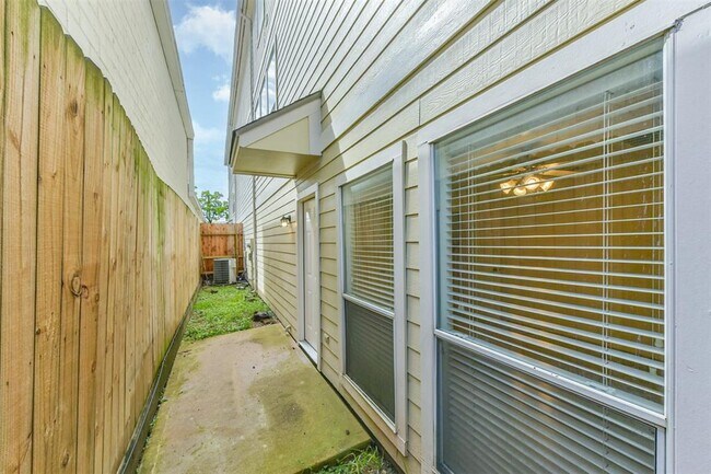 Building Photo - 2322 Chenevert St