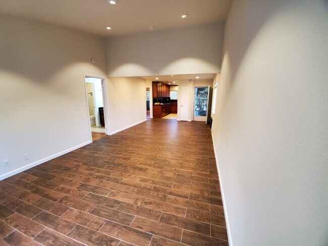 Building Photo - 1592 Four Oaks Cir