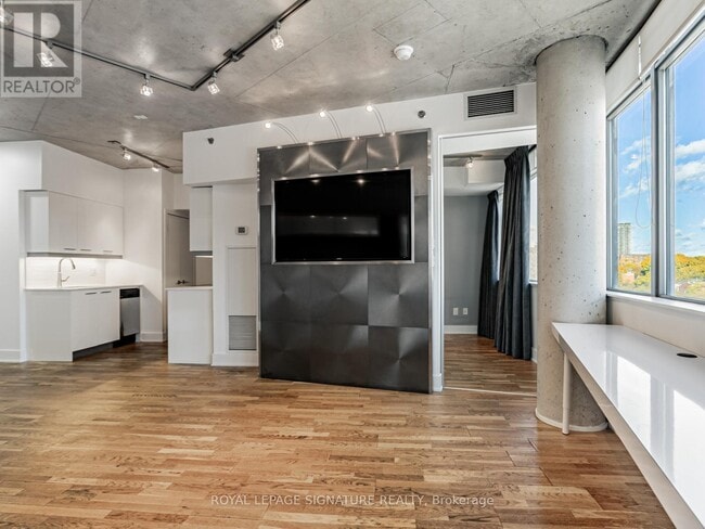 Building Photo - 90 Trinity St