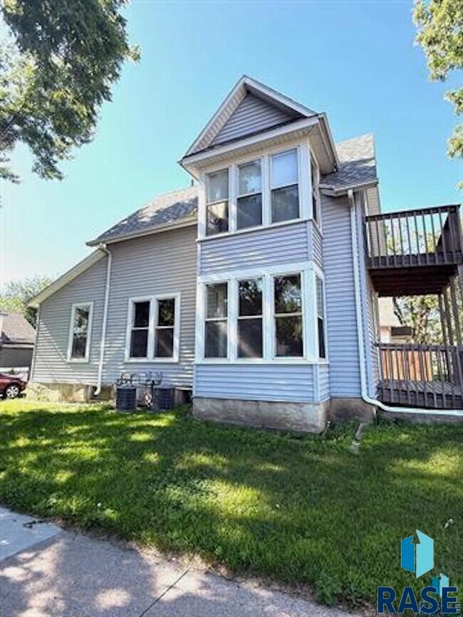 Building Photo - 425 S Prairie Ave