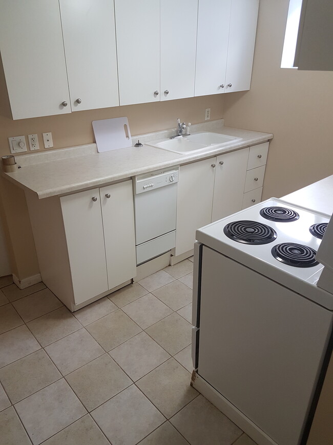Building Photo - 1 Bedroom with Parking Near West Mountain