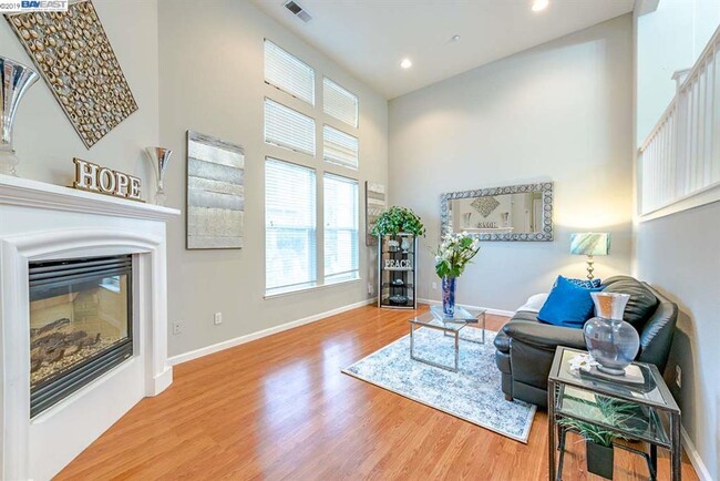 Building Photo - COMING SOON! | $3,700 / 3BR GORGEOUS CENTRAL FREMONT TOWNHOME IN PARKMONT | Photos shown are of a...