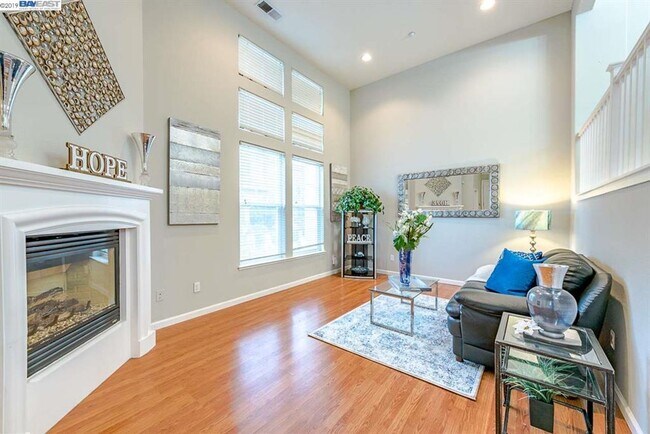 Foto del edificio - COMING SOON! | $3,700 / 3BR GORGEOUS CENTRAL FREMONT TOWNHOME IN PARKMONT | Photos shown are of a...