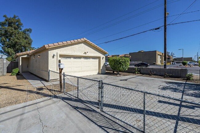 Building Photo - 2702 W Rose Ln