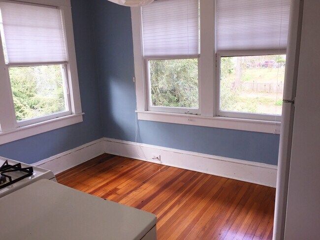 Building Photo - Adorable Studio Apartment Near UNCG !