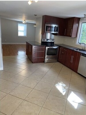 Building Photo - 195 3rd St