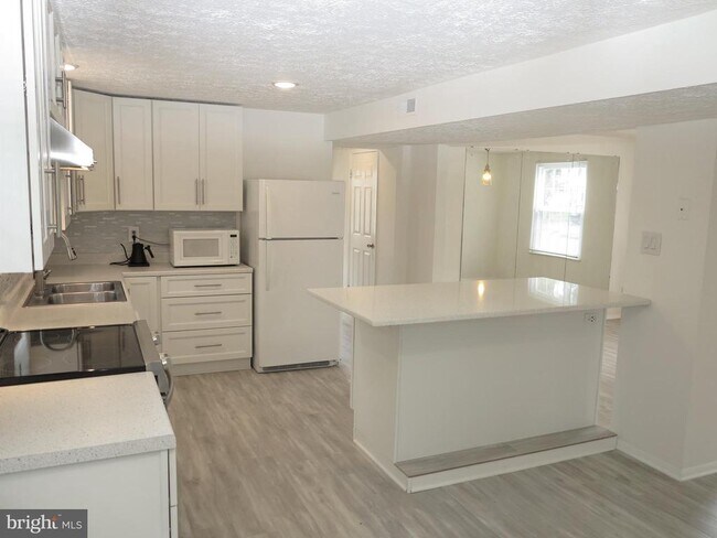 Building Photo - 8406 Woodford Ct
