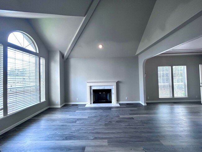 Building Photo - 5 Bedroom Home with a POOL in Folsom