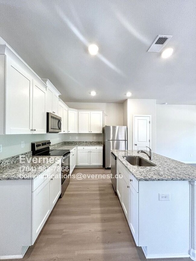 Building Photo - 3 Bed, 2.5 Bath Townhome with Attached Garage and Modern Amenities / voucher accepted / Pet-frien...