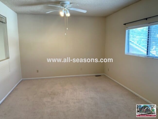Foto del edificio - An awesome find with this townhome located...