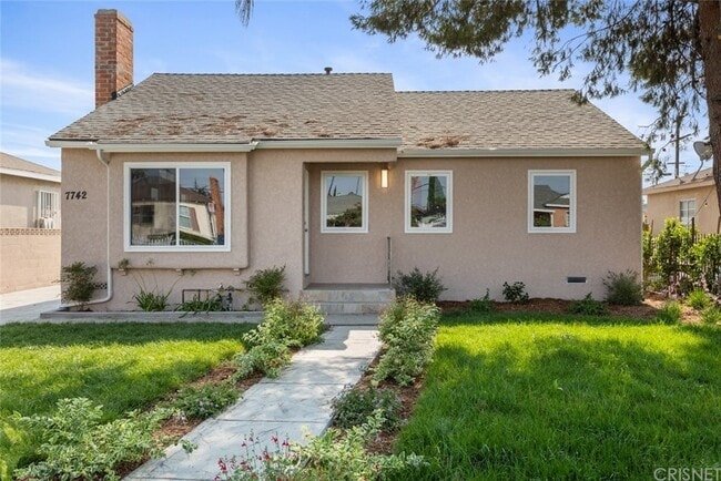 Foto del edificio - 7742 Bakman Ave