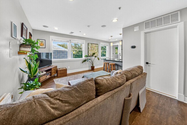 Foto del edificio - Modern 1BR/1BA in the Heart of Columbia Heights