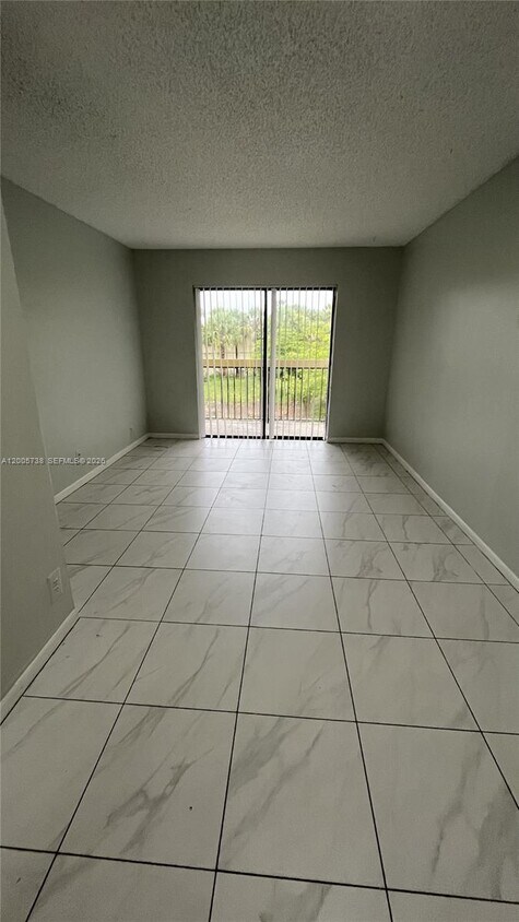 Building Photo - 4010 Lakeside Dr