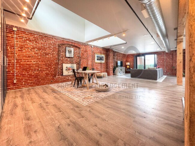 Building Photo - Stunning & Spacious Downtown Condo