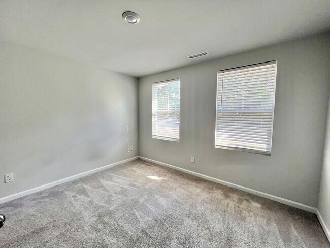 Foto del edificio - Stunning 3BD, 2.5BA Raleigh Townhome with ...