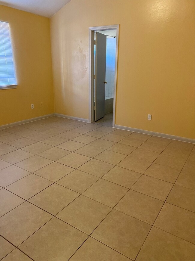 Building Photo - 6303 Southwood Ct S