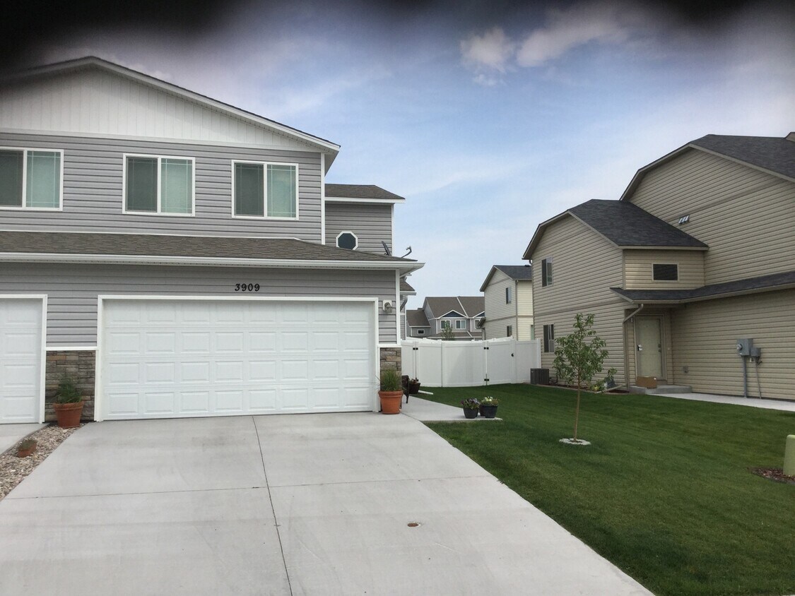 Primary Photo - 3 BEDROOM, 2.5 BATHROOM SADDLE RIDGE TWIN ...