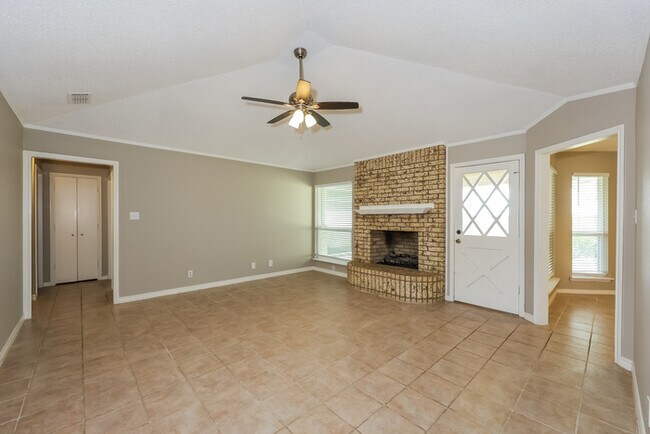 Foto del edificio - Expansive 3-Bedroom Home in Waxahachie, TX