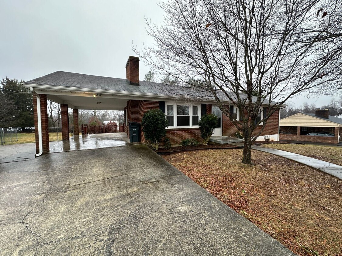 Primary Photo - Spacious two story house on McConville Rd.