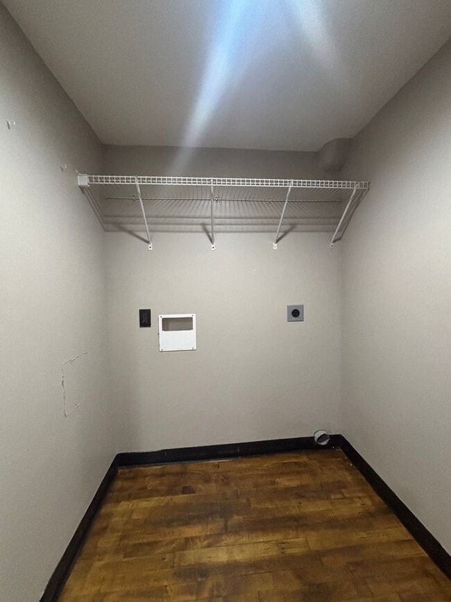 Building Photo - Beautiful 3 bedroom 2 bathroom loft at fou...