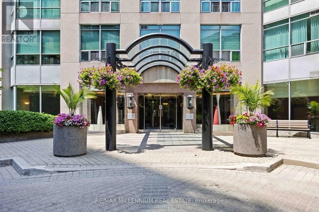 Photo du bâtiment - 942-942 Yonge St