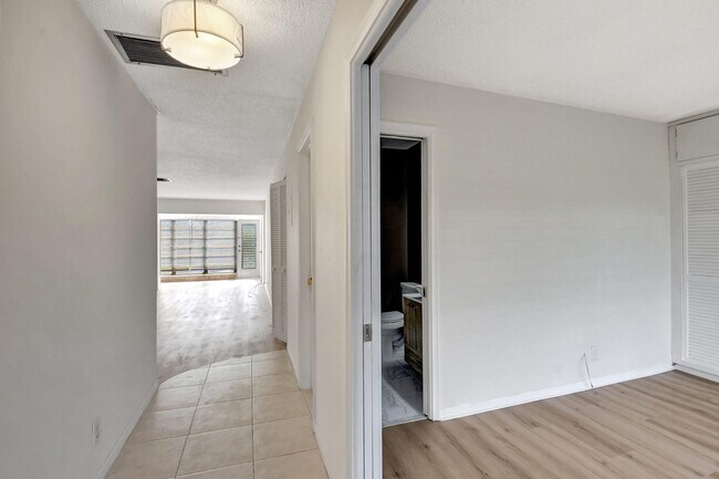 Building Photo - 1041 Silk Oak Terrace