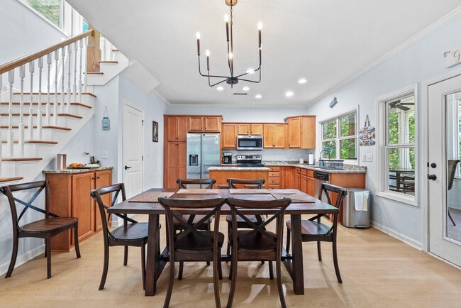 Foto del edificio - 204 Lake Breeze Ln