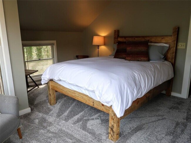 Foto del edificio - 343 McClure Creek Rd
