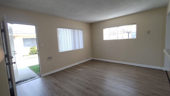 Foto del edificio - 2 BDRM, 1 BA WITH PRIVATE YARD AND GARAGE!