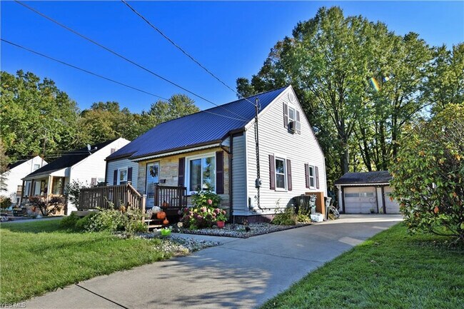 Building Photo - 1558 Beechwood St NE