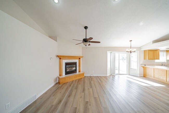 Foto del edificio - Single-Level 2 Bed / 2 Bath Ammon Home with Deck & Yard