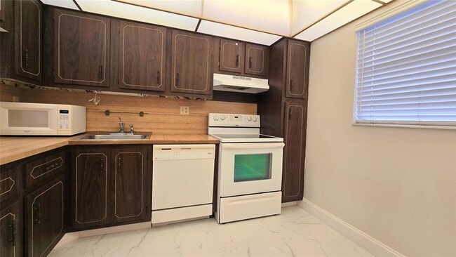 Building Photo - 8421 Lagos de Campo Blvd