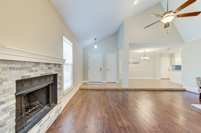 Foto del edificio - 2122 Highland Hills Dr