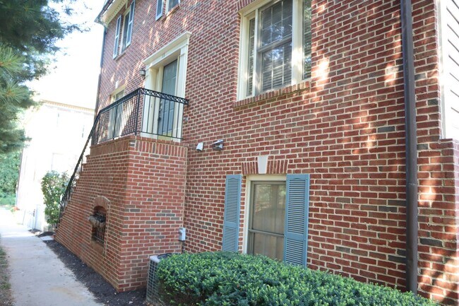 Foto del edificio - Premium Townhome in Kentlands Hill District