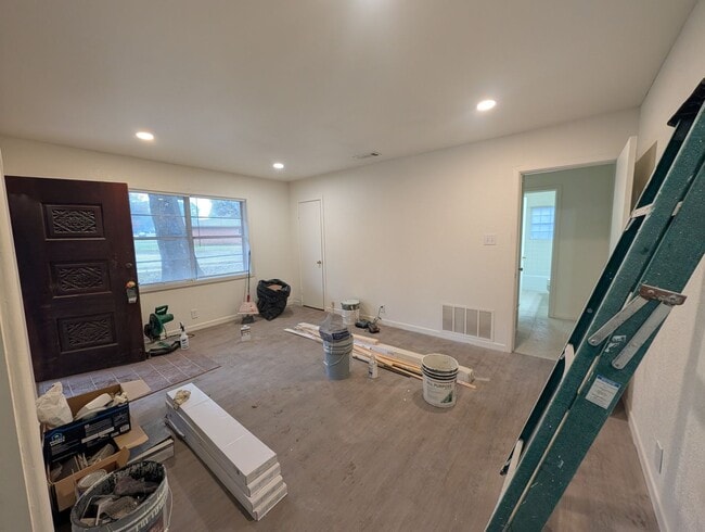 Foto del edificio - Freshly Remodeled Home Coming Soon