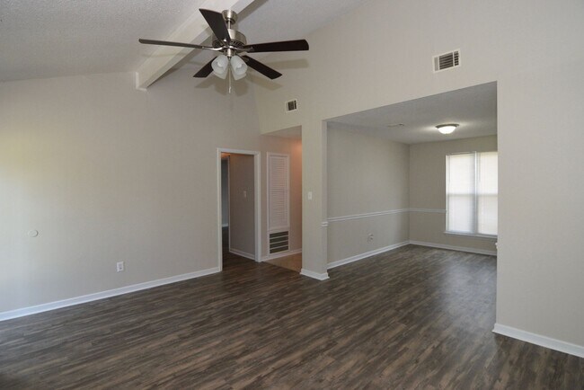 Foto del edificio - Renovated 3 Bed/2 Bath w/ Large Fenced Back Yard