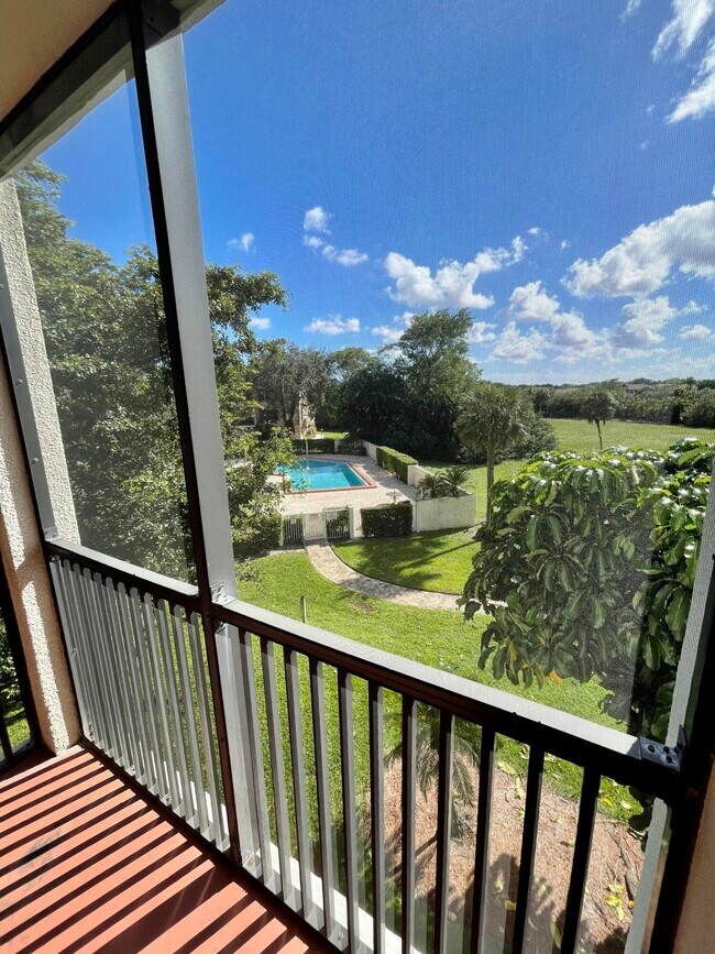 Building Photo - 5951 Wellesley Park Dr