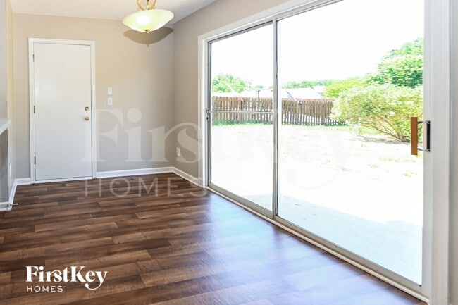 Foto del edificio - 8121 Chatham Oaks Dr