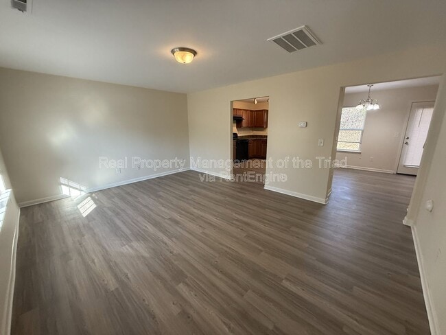 Foto del edificio - 2318 Deerbrook Forest Ln