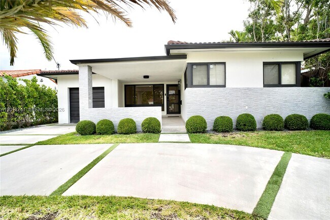 Foto del edificio - 8811 Carlyle Ave