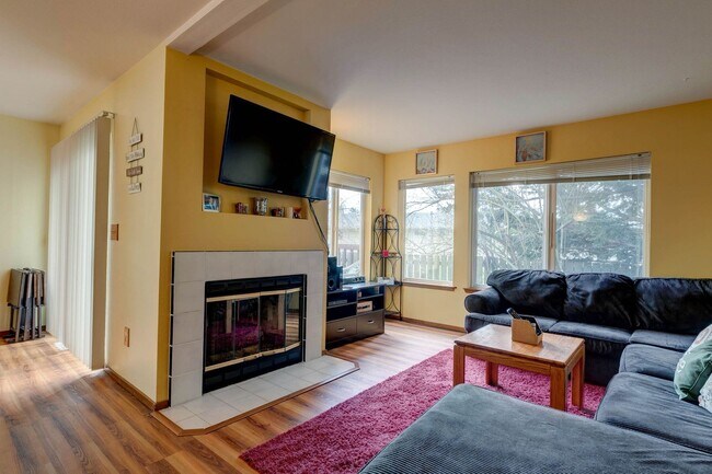 Foto del edificio - 3 Bed 2.5 Bath Townhome with Garage