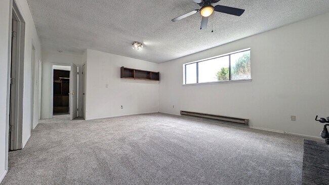 Foto del edificio - Charming 4-Bed, 3-Bath Home with Hardwood ...